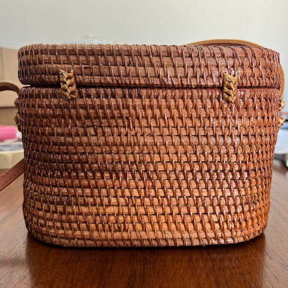 Handcrafted brown oval rattan woven Sirena Tosh crossbody bag - Picture 5 of 10